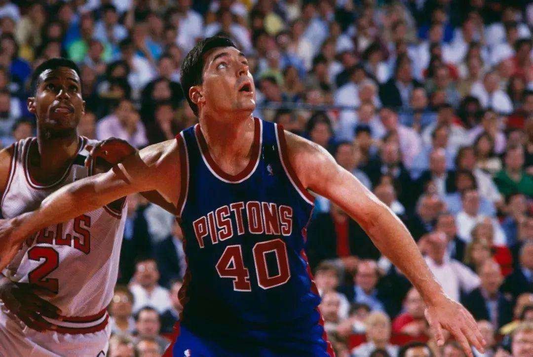 aiyouxi-莱万多夫斯基在SKT比赛中最后时刻胜出，领先优势明显引发热议！上演精彩一战的简单介绍-aiyouxi