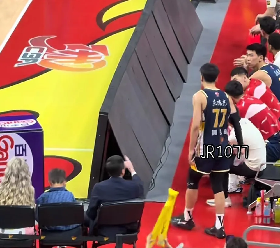 赛前德国杯焦点战,广州队内部沟通,球迷炸锅,年轻球员得到机会 赛前德国杯焦点战,广州队内部沟通,球迷炸锅,年轻球员得到机会