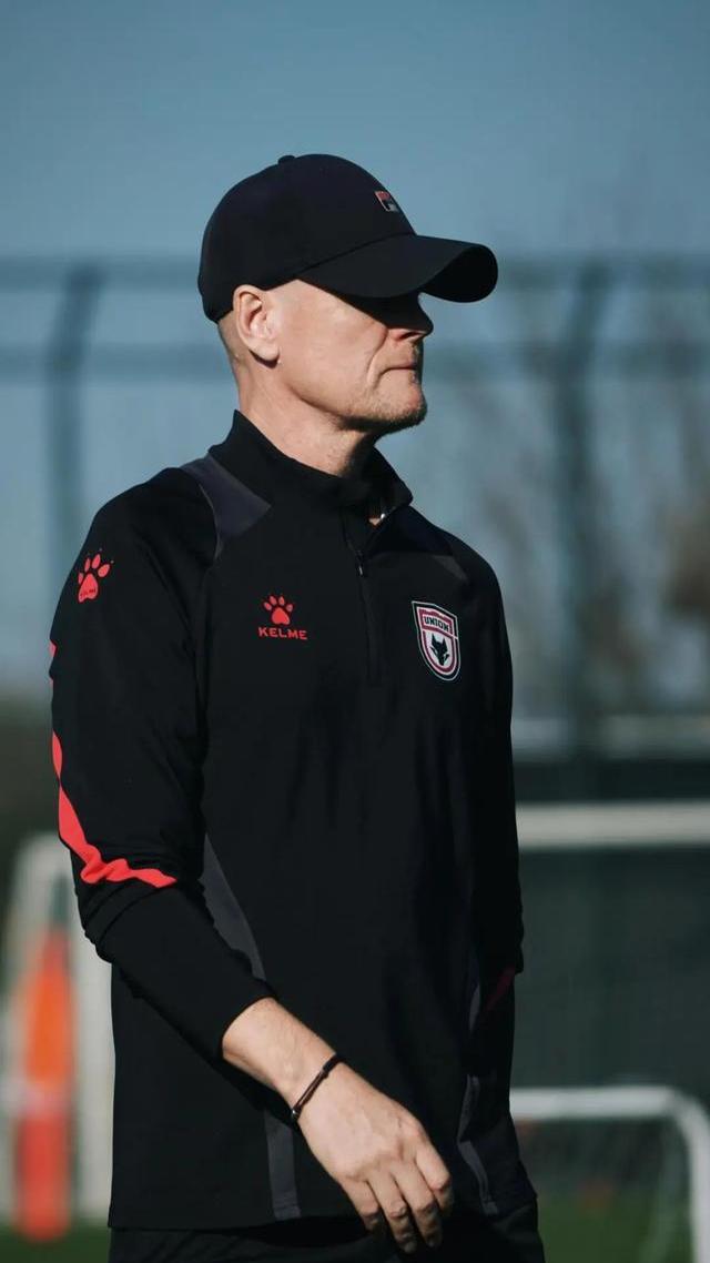 关于西甲清晨再迎强敌；阿贾克斯扳平良机；主帅态度：话题不断；资深球员宣示担当的信息