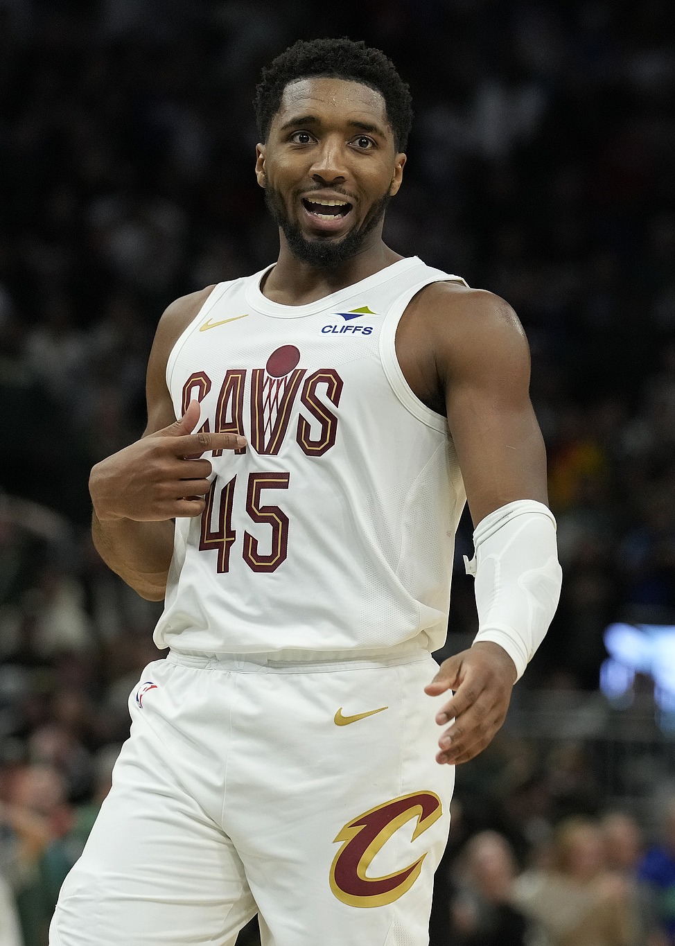 密尔沃基雄鹿迎法甲关键赛，今晨战术微调，气氛紧张，赛季目标并未改变的简单介绍